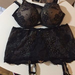 NWOT VS Bra & Garter Belts Set 32C S/P